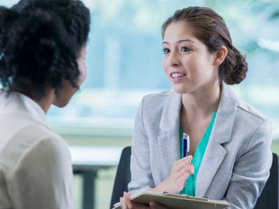 两个女人在讨论职业选择