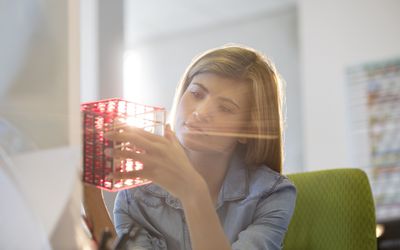 女人在玩方块。