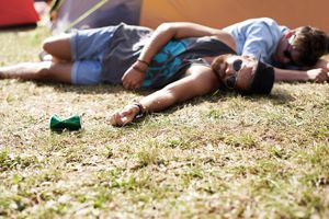 两名男子昏倒在户外节日的草地上