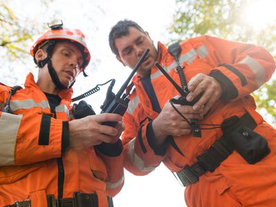 设置嵌入式共享Comp将保存到董事会消防员使用Walkie Talkie，救援操作
