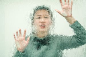 透明墙后的女人