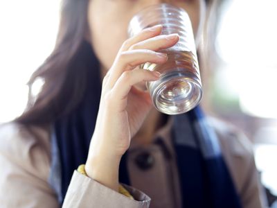 女人drinking water in cafe
