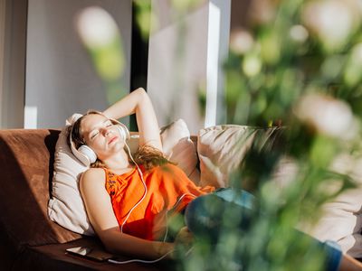 在阳光下放松的女人