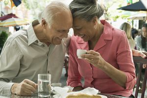 一对老夫妇在一起吃早餐。