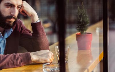 在与童年创伤有关的酒吧解离的哀伤的人