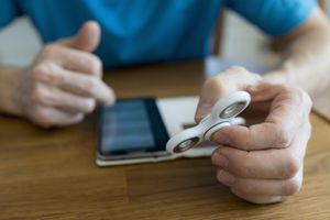 男人在使用智能手机时手握烦躁旋转器