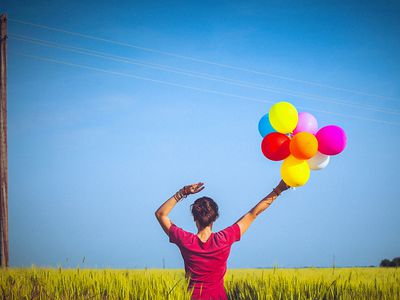 拿着一堆气球的女人
