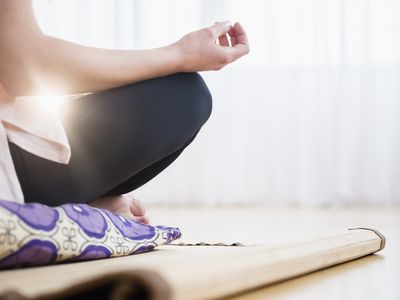 女人冥想on yoga mat