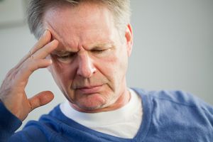 模型的姿势作为一个郁闷的人