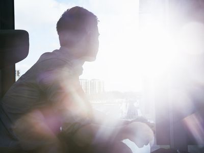 看与耀斑的人剪影窗口