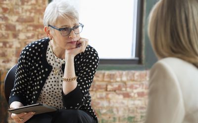 心理学家进行研究与患者交谈