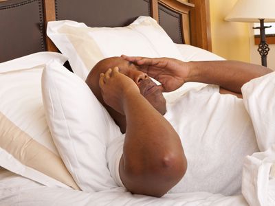 从床上噩梦中醒来的男人