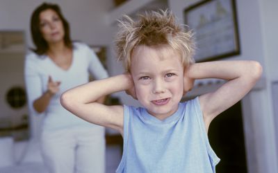 一个小男孩的画像拒绝听他妈妈