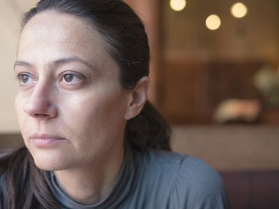 关闭哀伤的白种人妇女