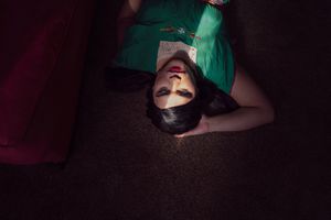 浅层妇女躺在地板上