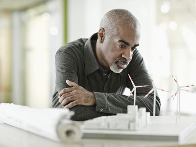 审查风电厂模型的商人