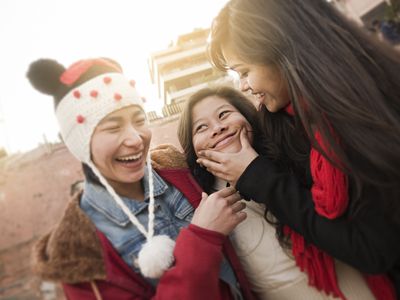 一起多种族愉快的女性朋友室外。