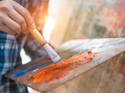 画笔和调色板的特写。