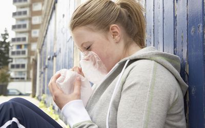 吸入毒品的十几岁的女孩