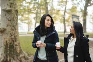 和朋友安排时间可以减少抑郁。“class=