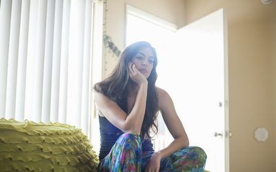 哀伤的妇女坐沙发的胳膊