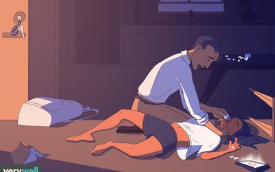 一名男子给一名阿片类药物服用过量的妇女服用纳洛酮