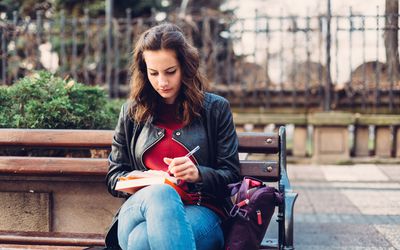 在笔记本的少妇文字外面