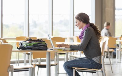 学生在笔记本电脑上打字