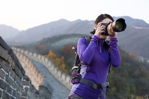 年轻女子拍摄的长城