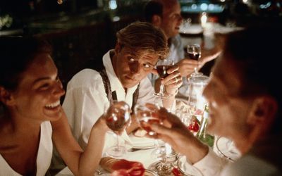 群朋友在餐厅晚上烤面包