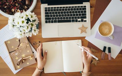 有人在坐在电脑前写一天的计划