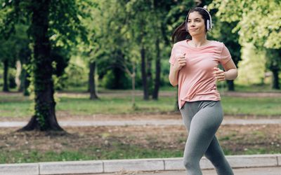 女孩慢跑，听心理学播客。万博maxbetx官网登陆