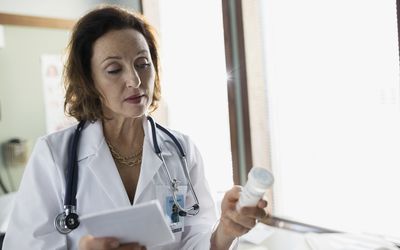 医生检查处方瓶