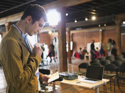 男子在演示前审查记录