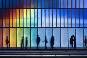 人们通过多彩的LED照明门面