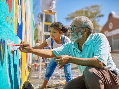 老人和小女孩在画壁画