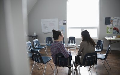 两个女人围成一圈坐着