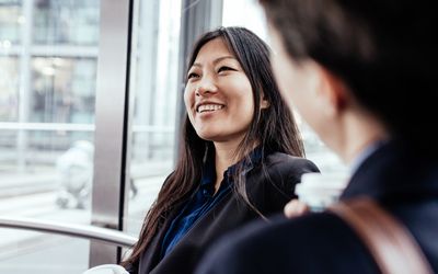 与电梯上的陌生人谈话以挑战自己。