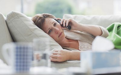 哀伤，躺在沙发上的病人谈话在电话里