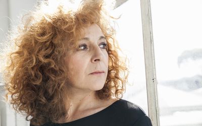 有关的女人望着窗外