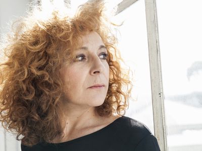 关切的女人望着窗外