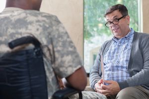 辅导员在治疗过程中与士兵谈话