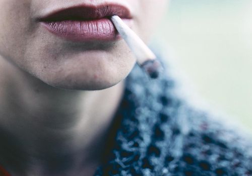 有香烟的妇女
