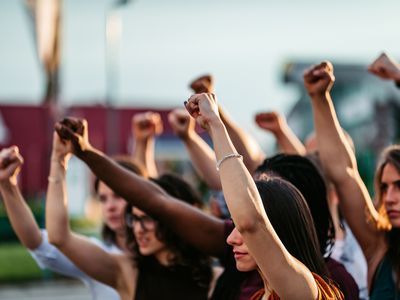 抗议者 - 举起 - 他们的拳头