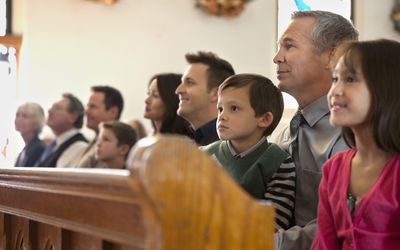 坐在教堂的会众