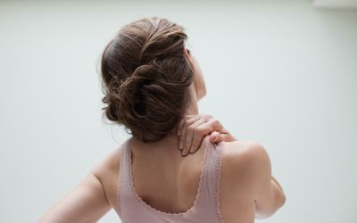 女人揉她的脖子