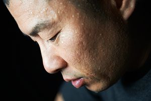 汗流浃背的男人