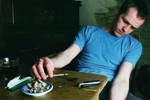 成瘾者射击海洛因