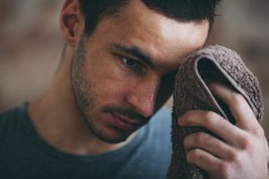 在健身房的额头上爱好运动的人擦着汗