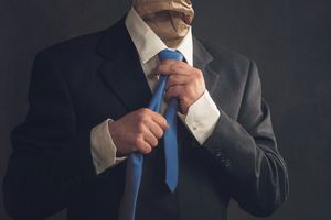 以瓶子为头部的男人的腹部